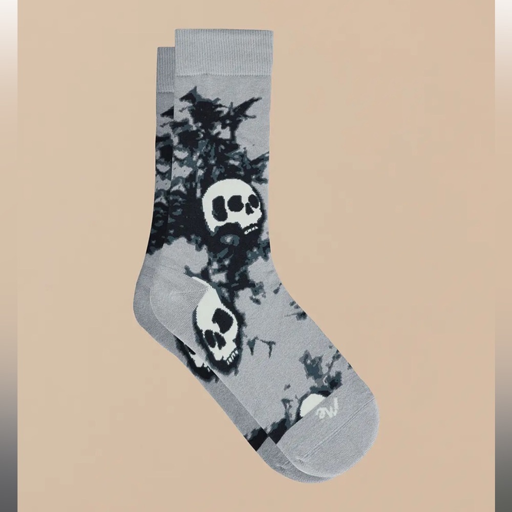 NEW MeUndies Glow In The Dark Crew Socks Medium Ghosted Skull Pattern Halloween